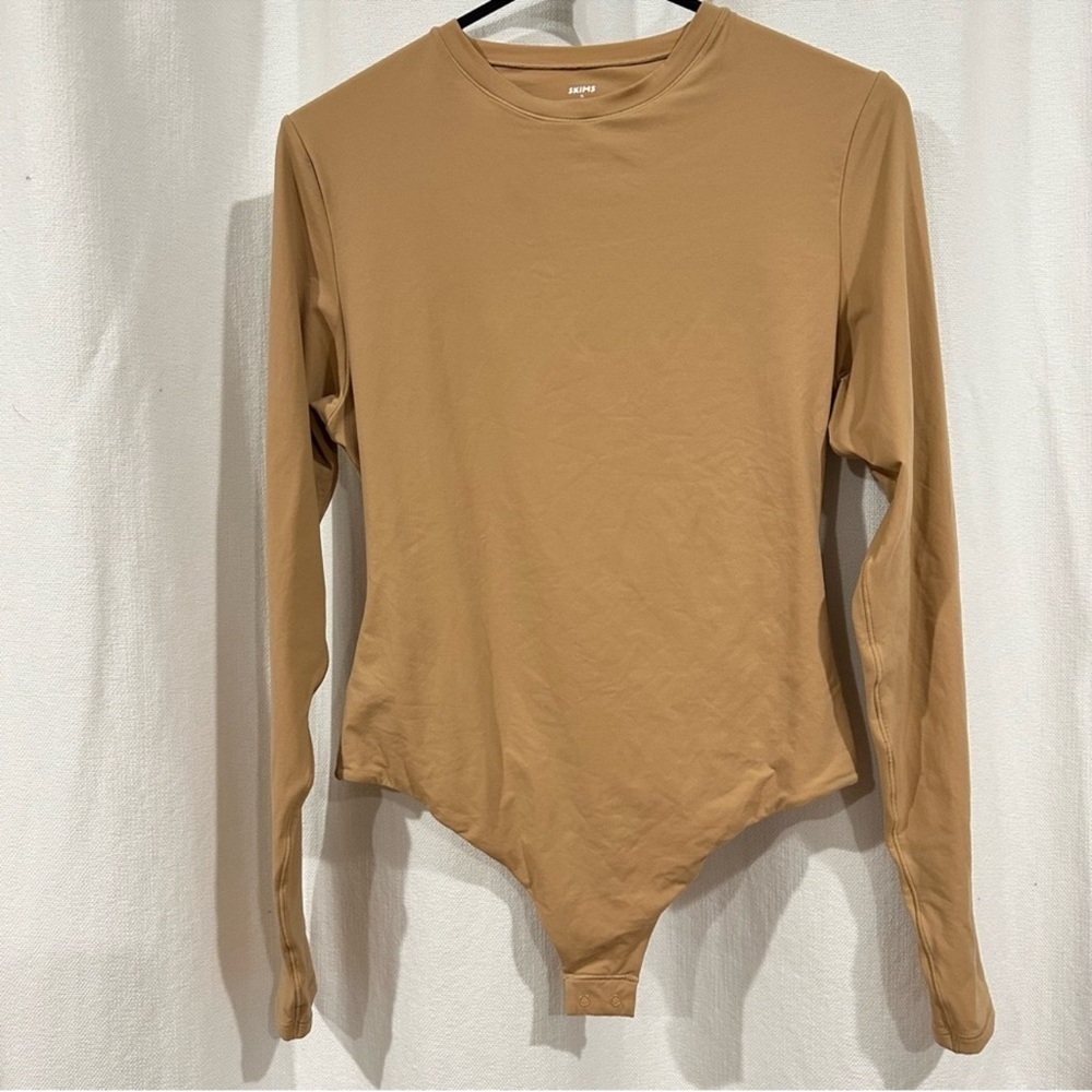 NWT  (B22) Skims Fits Everybody Long Sleeve
Bodysuit in Ochre Size XS